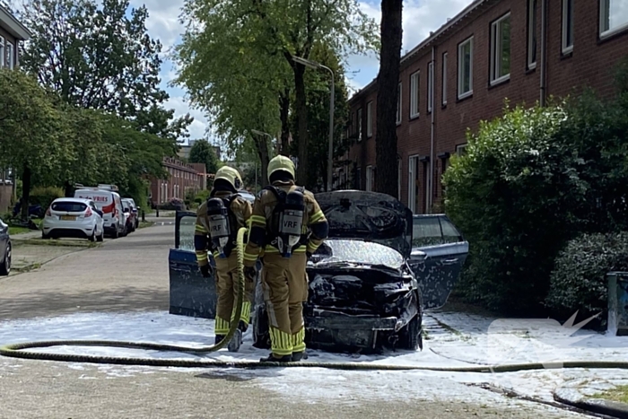 Auto brandt uit voor woning