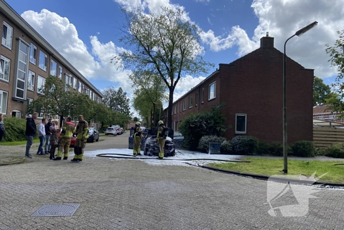 Auto brandt uit voor woning