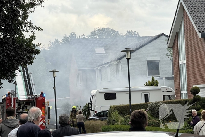 Grote woningbrand moeilijk onder controle te krijgen, rook trekt door woonwijk