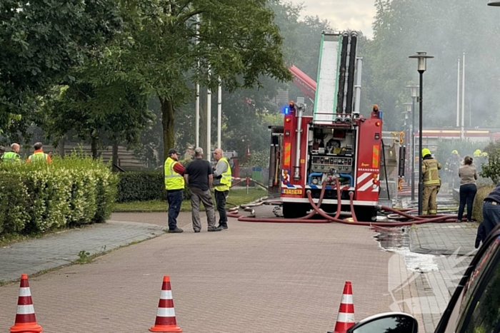 Grote woningbrand moeilijk onder controle te krijgen, rook trekt door woonwijk