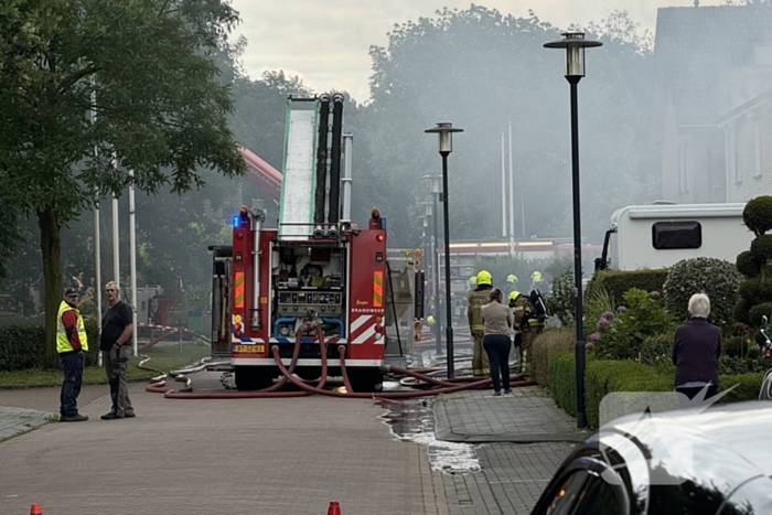 Grote woningbrand moeilijk onder controle te krijgen, rook trekt door woonwijk