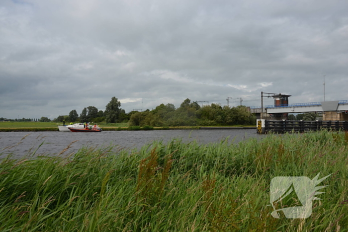 Opvarende zeilboot gewond bij botsing tegen spoorbrug