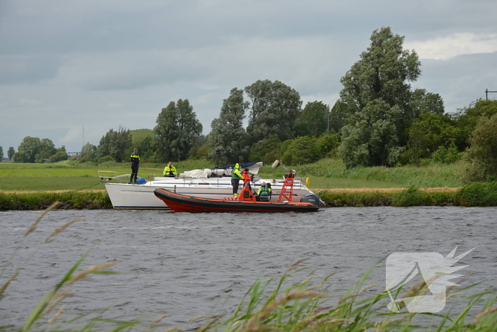 Opvarende zeilboot gewond bij botsing tegen spoorbrug