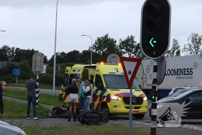 Scooterrijder geschept door automobilist