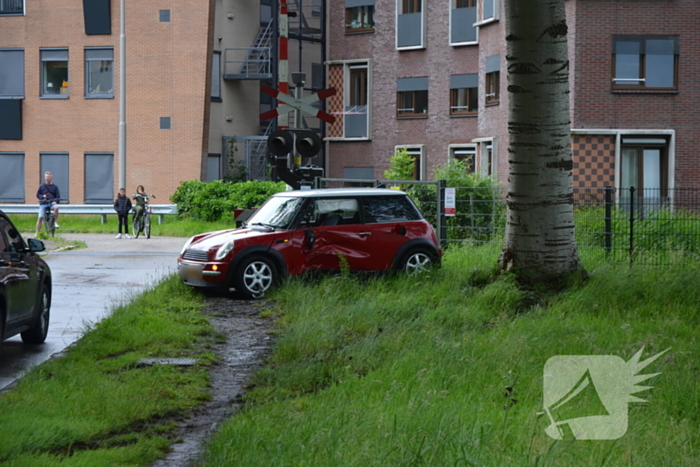 Automobilist crasht tegen boom