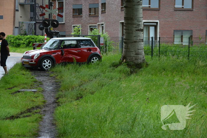 Automobilist crasht tegen boom