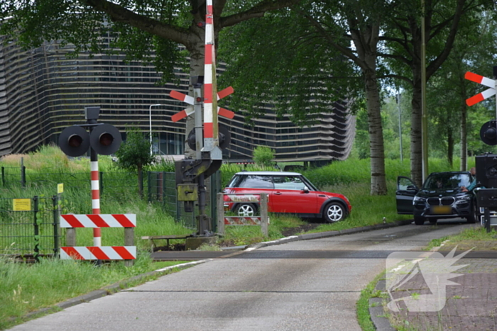 Automobilist crasht tegen boom