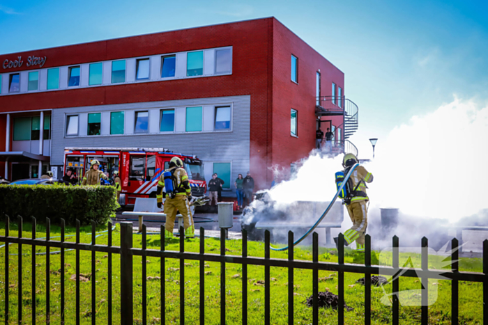 Geparkeerde auto vliegt in brand