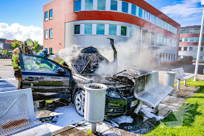 Geparkeerde auto vliegt in brand