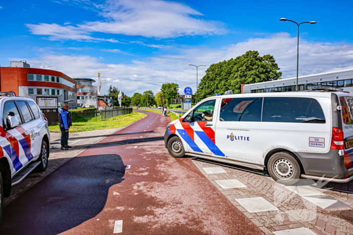 Geparkeerde auto vliegt in brand