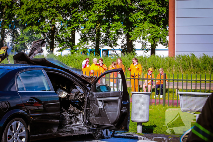 Geparkeerde auto vliegt in brand