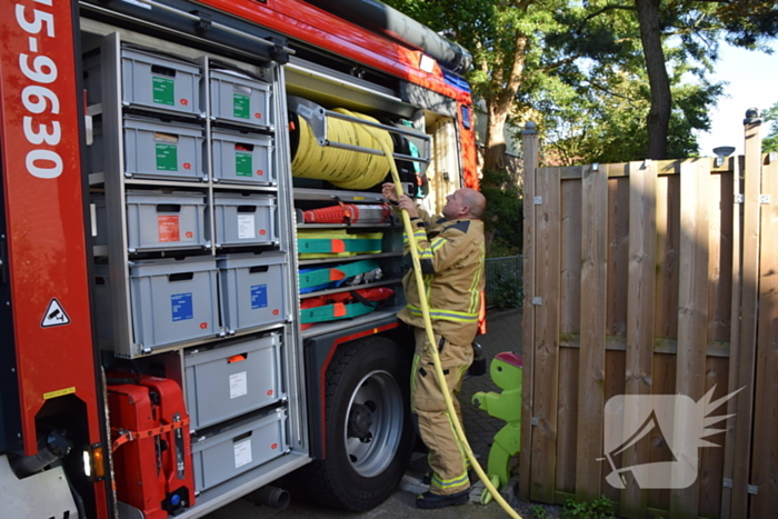 Steekvlam uit barbecue zet boom in brand