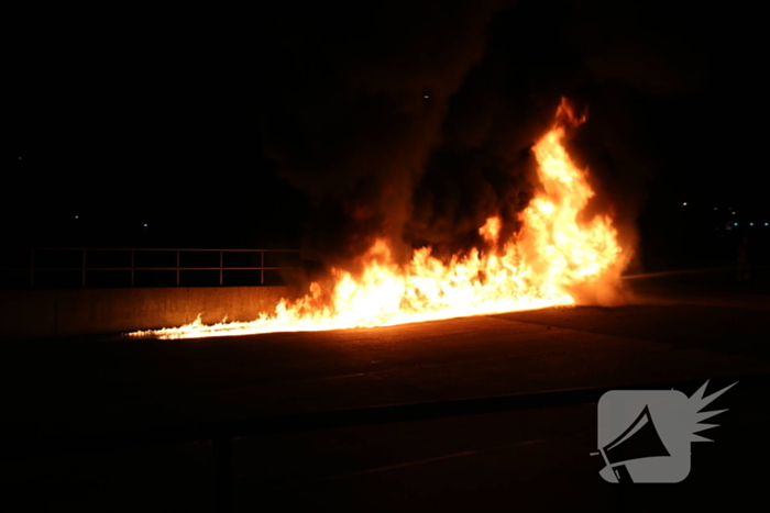 Bestelbus volledig vernield door brand