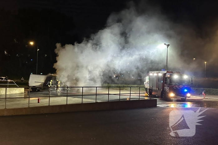 Bestelbus volledig vernield door brand