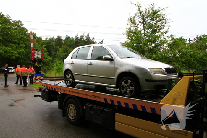 Automobilist raakt van de weg en belandt op spoor