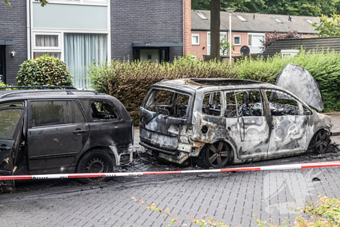 Zes auto's vliegen vlak na elkaar in brand