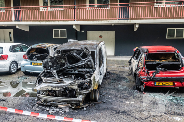 Zes auto's vliegen vlak na elkaar in brand