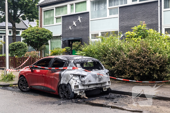 Zes auto's vliegen vlak na elkaar in brand