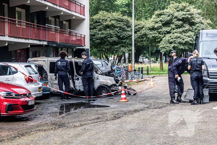 Zes auto's vliegen vlak na elkaar in brand