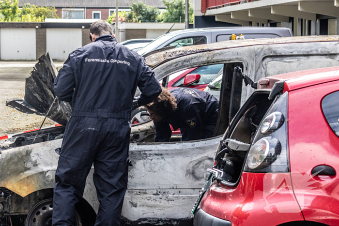 Zes auto's vliegen vlak na elkaar in brand