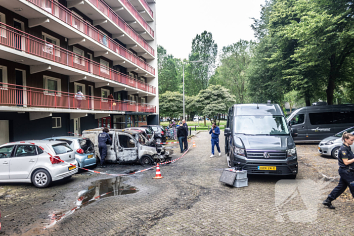 Zes auto's vliegen vlak na elkaar in brand