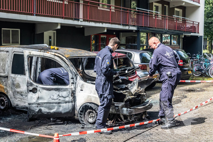 Zes auto's vliegen vlak na elkaar in brand