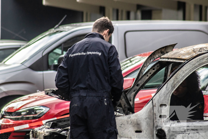 Zes auto's vliegen vlak na elkaar in brand