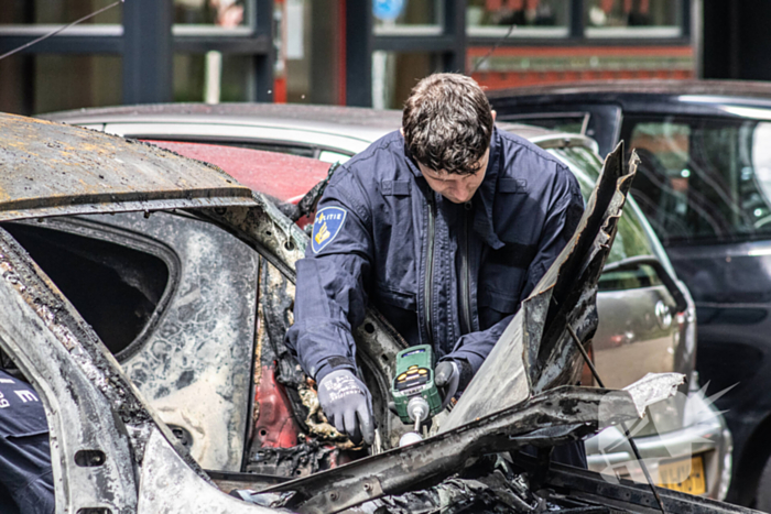 Zes auto's vliegen vlak na elkaar in brand