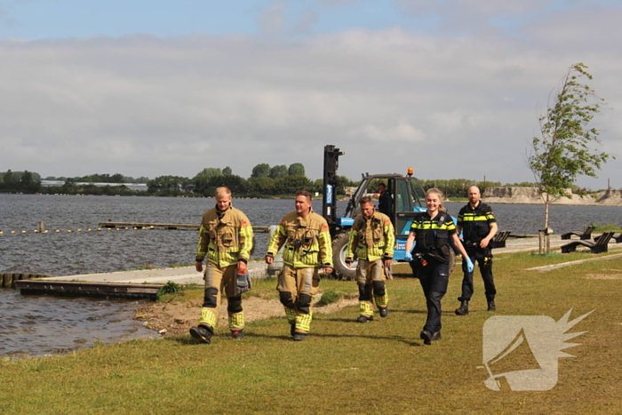 Veel hulpdiensten aanwezig bij Valkenbursemeer, vermoedelijk persoon in het water