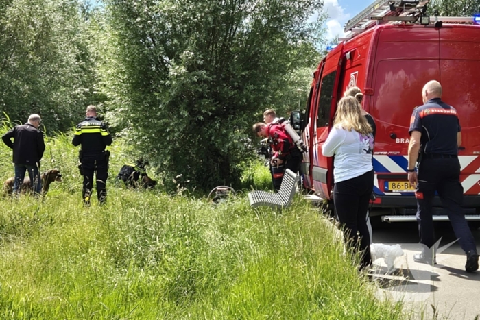 Brandweer duikers zoeken persoon