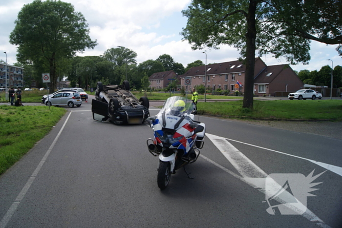 Auto op zijn kop na ongeval