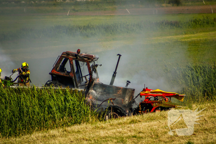 Tractor gaat in vlammen op