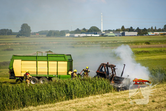 Tractor gaat in vlammen op