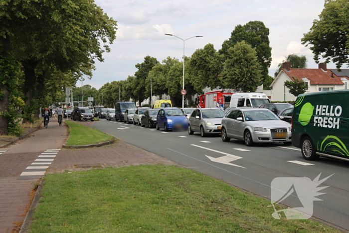 Auto schept voetganger, traumahelikopter landt midden op kruising