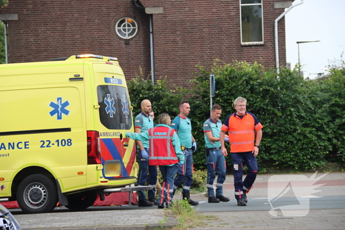 Auto schept voetganger, traumahelikopter landt midden op kruising