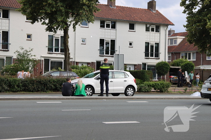 Auto schept voetganger, traumahelikopter landt midden op kruising