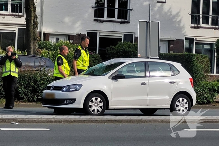 Auto schept voetganger, traumahelikopter landt midden op kruising