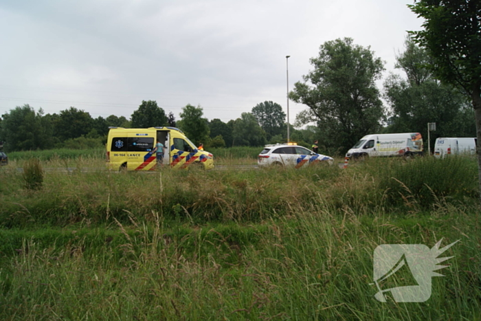 Bestelbus van bezorgdienst klapt achterop personenauto