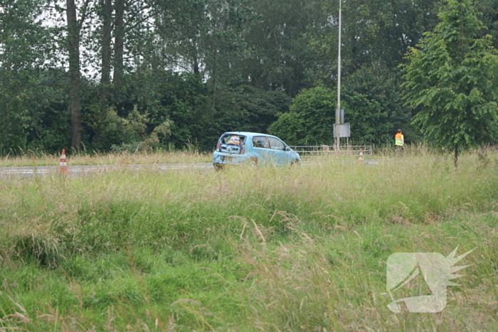 Bestelbus van bezorgdienst klapt achterop personenauto