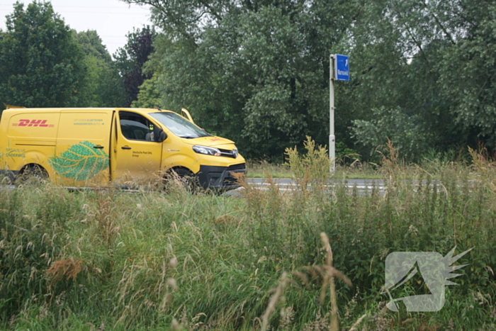 Bestelbus van bezorgdienst klapt achterop personenauto