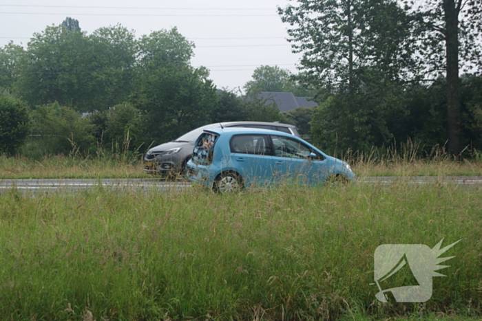 Bestelbus van bezorgdienst klapt achterop personenauto