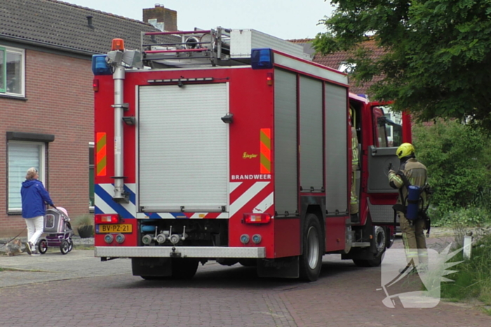 Jongeman steekt vuurwerk af vanuit raam buren bellen brandweer