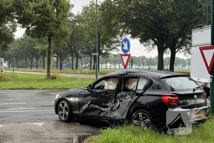 Tractor en personenauto klappen op elkaar