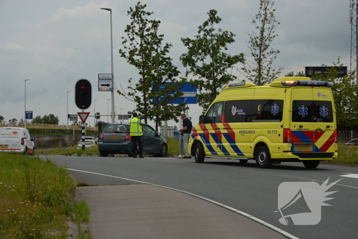 Twee voertuigen met elkaar in botsing bij oprit