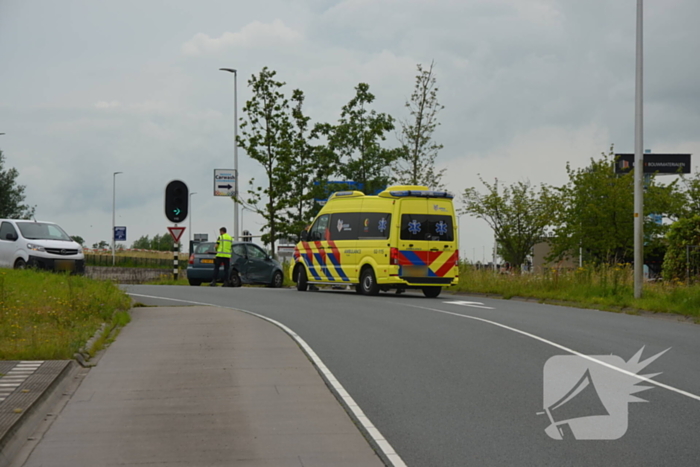 Twee voertuigen met elkaar in botsing bij oprit