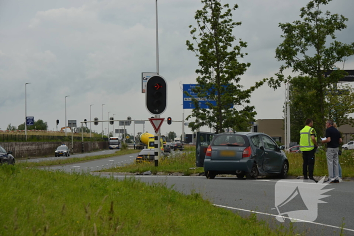 Twee voertuigen met elkaar in botsing bij oprit