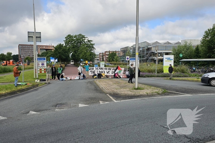 Pro-Palestina demonstranten blokkeren toegang tot campus