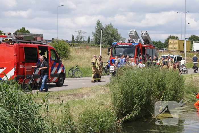 Brandweer doorzoekt sloot na aantreffen kinderfiets