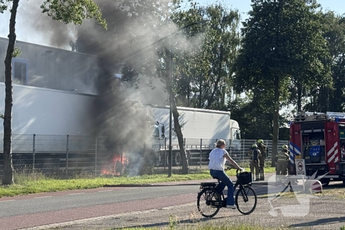 Geparkeerde vrachtwagen vliegt in brand