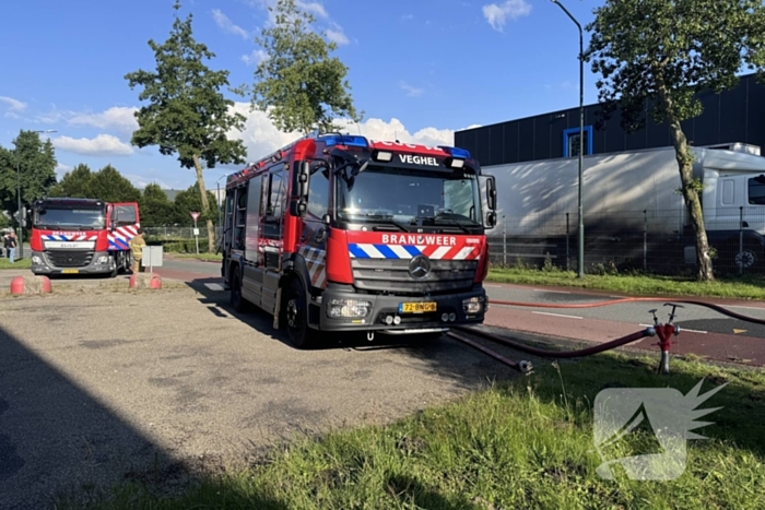 Geparkeerde vrachtwagen vliegt in brand